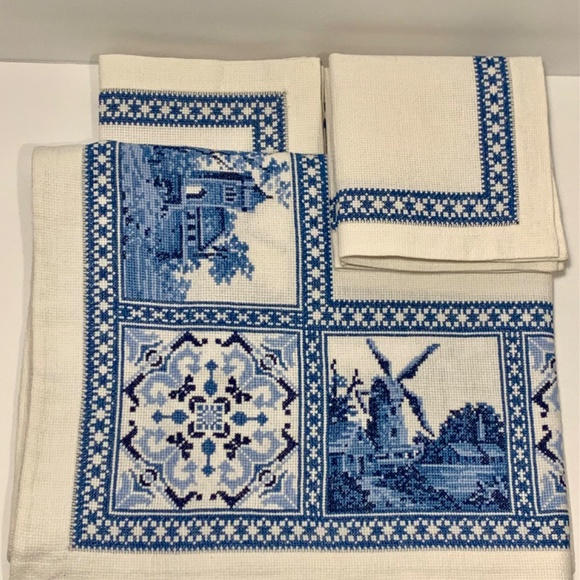 Tablecloth Handmade Vntg Delft Blue with Windmills with 5 Napkins - Picture 4 of 14